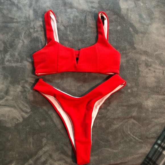 Red bikini - Picture 2 of 4